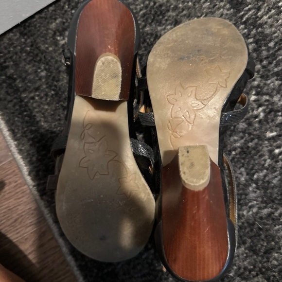 KENNETH COLE REACTION "Pine Language" 7.5 Black Strappy Brown Wood Heels Shoes. - Picture 3 of 11